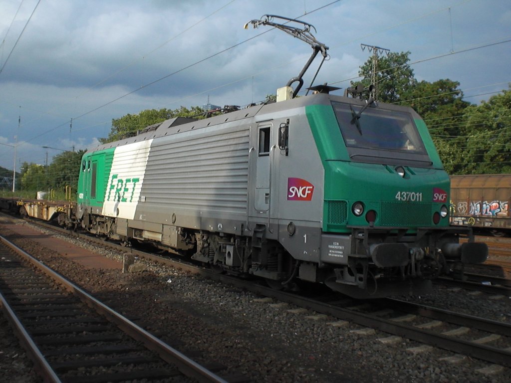 Br.437011 von der SNCF in K�ln-West vor einem leeren Containerzug.
