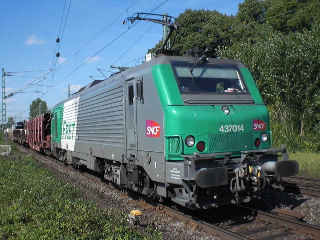 Br.437014 von der SCNF in Bonn-Oberkassel vor einem gemischten G�terzug.