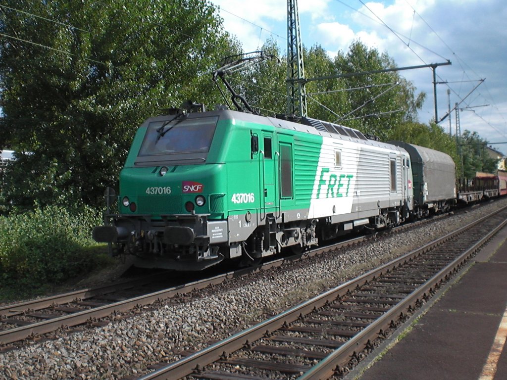 Br.437016 von der SNCF in Bonn-Oberkassel vor einem gemischten G�terzug.