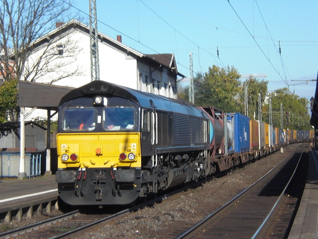 Class66 von MRCE mit einem Containerzug bei der Durchfahrt in Bonn-Beuel am 21.10.2010.