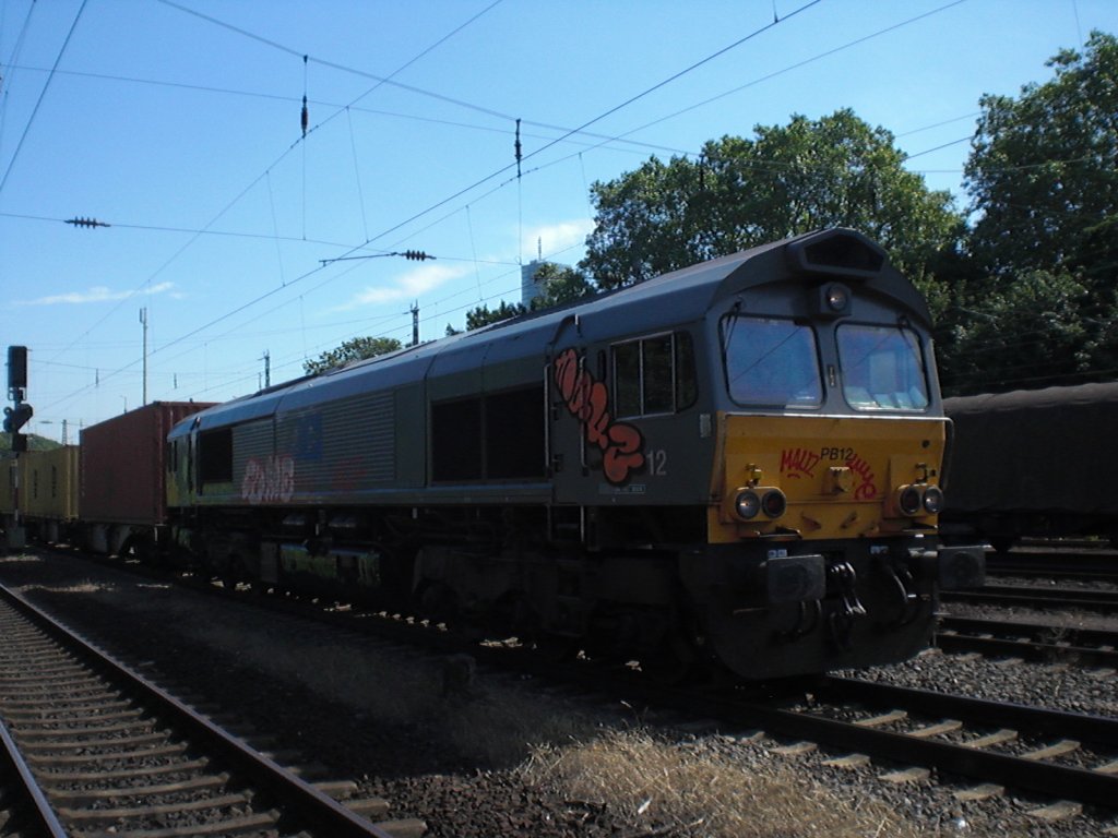 Class66 (PB12) mit einem Containerzug bei der Durchfahrt in K�ln-West.