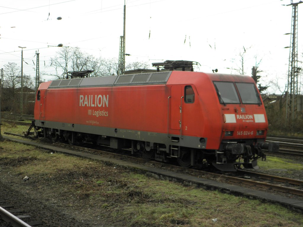 DB & Railion 145 024-6 abgestellt in Neuss Hbf am 8.1.11