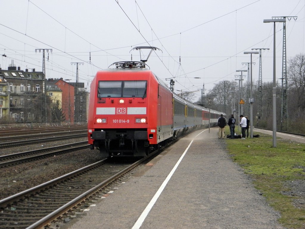 DB 101 014-9 mit dem EuroCity in K�ln West am 12.2.2011