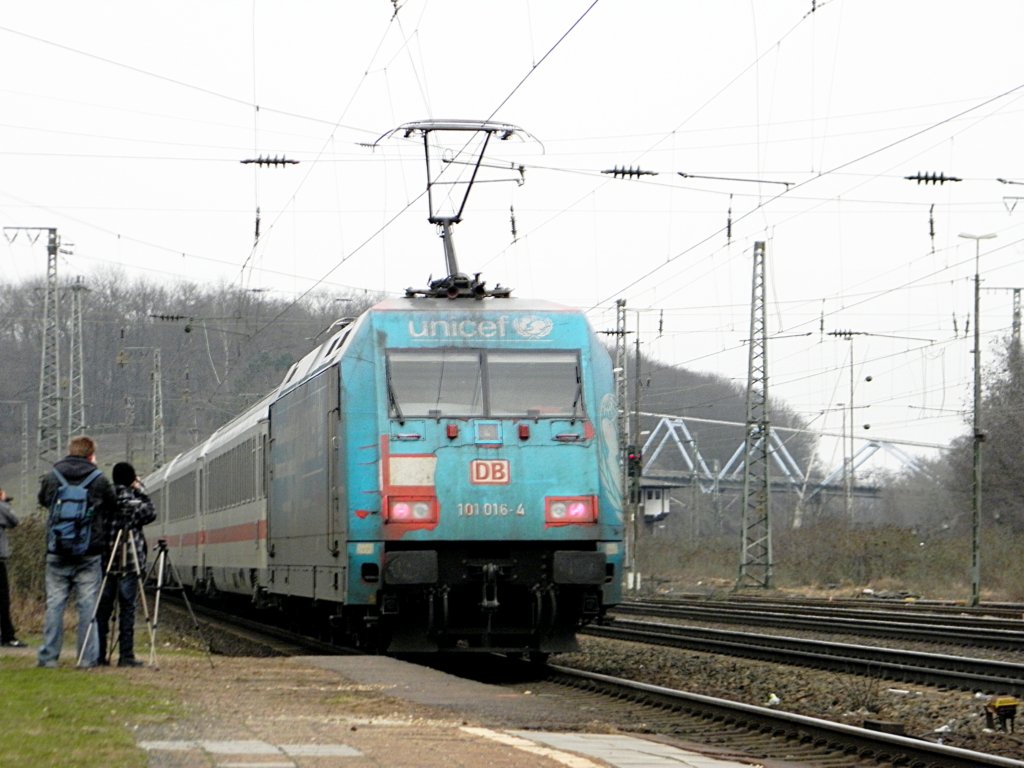 DB 101 016-4 Unicef mit einem IC in K�ln West am 20.2.2011