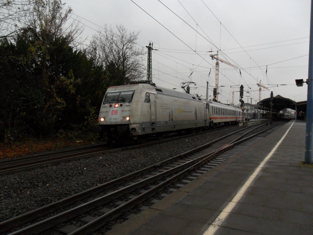 DB 101 034-7 im Bonner Hbf am 24.11.10
