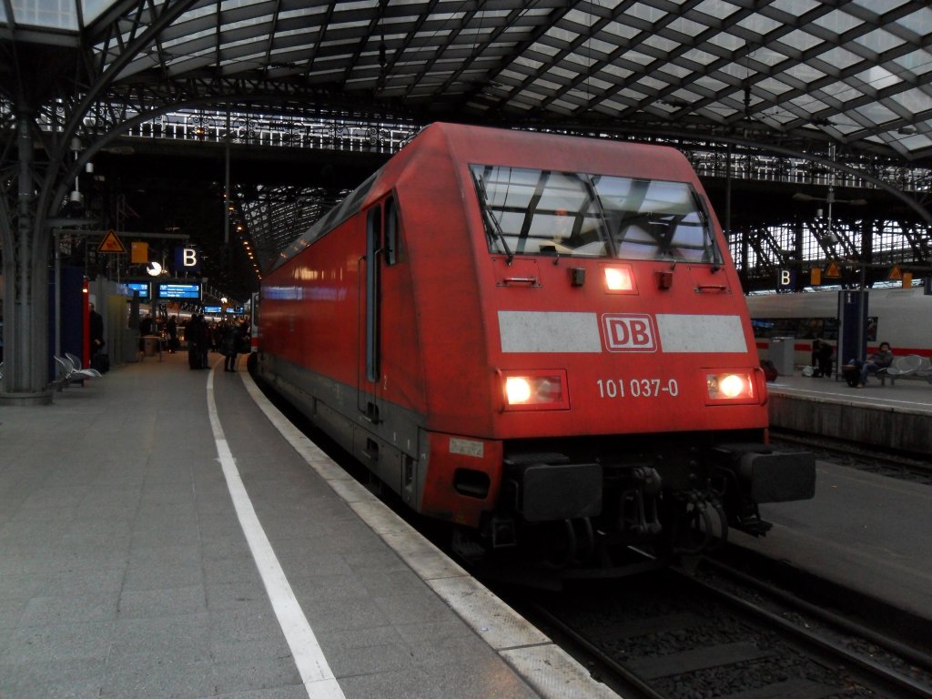 DB 101 037-0 im K�lner Hbf am 28.11.10