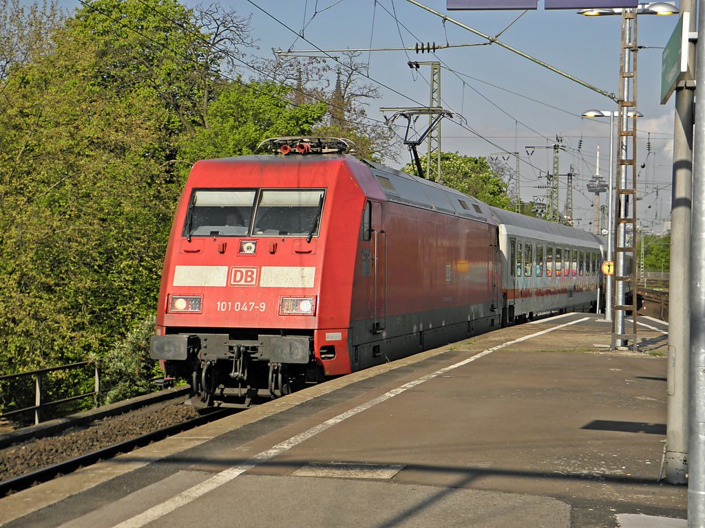 DB 101 047-9 mit einem IC in K�ln Deutz am 16.4.2011