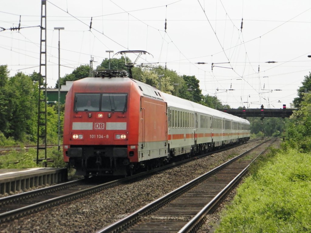 DB 101 104.8 mit einem IC in Beuel am 9.5.2011