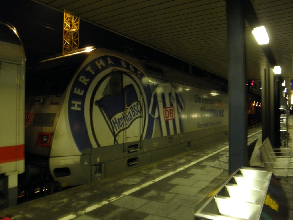 DB 101 144  Hertha BSC  im Bonner Hbf am 12.12.10