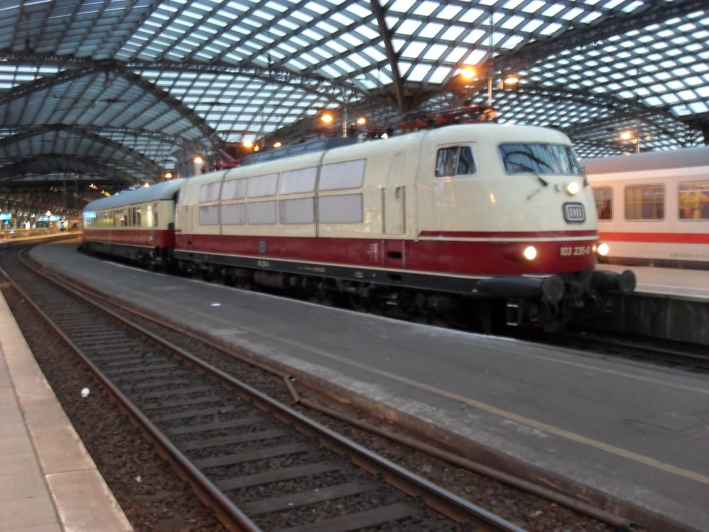 DB 103 235-8 mit einem TEE-Rheingold auf dem Weg nach Ostseebad Binz am 19.9.10 im K�lner Hbf