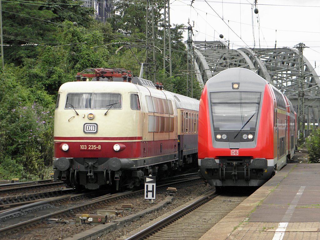 DB 103 235-8 neben einen Dosto-Steuerwagen 3. Gattung am 8.7.2011 in K�ln Deutz