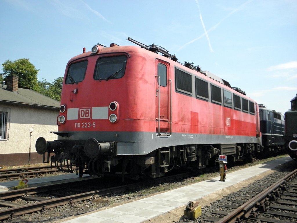 DB 110 223-5 sonnt sich in Koblenz-L�tzel am 8.6.2011