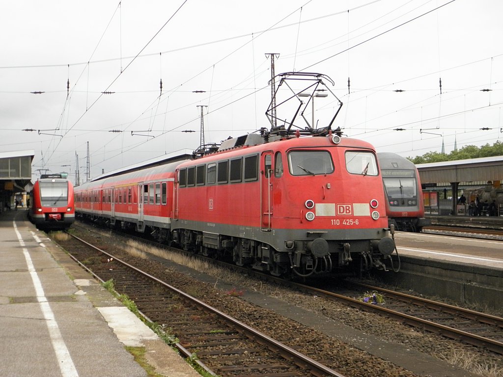 DB 110 425-6 mit einer N-Wagen Garnitur in Oberhausen Hbf am 12.8.2011