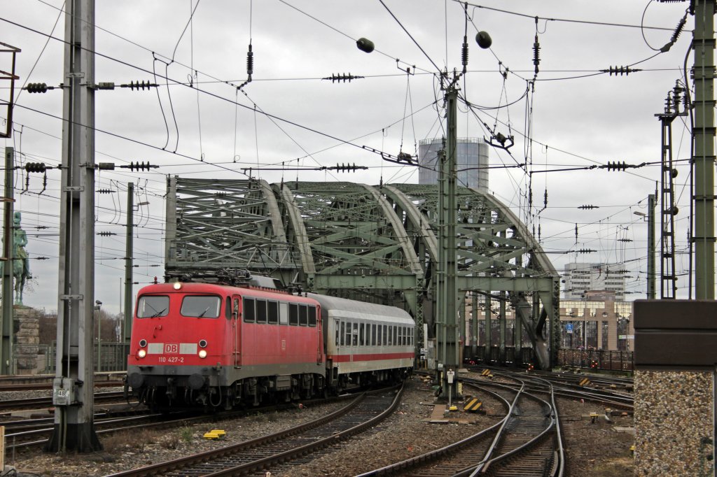DB 110 427-2 mit dem IC1936 in K�ln Hbf am 3.1.2012
