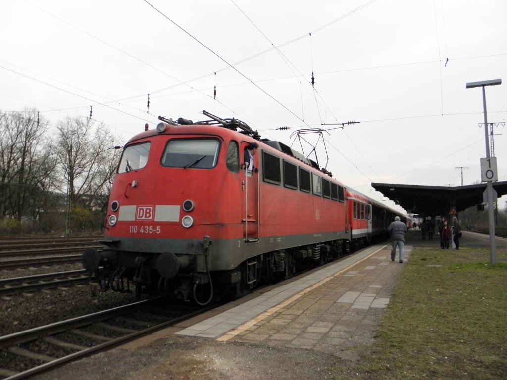 DB 110 435-5 mit dem RB48 in K�ln West am 12.3.2011