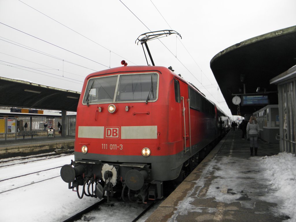 DB 111 011-3 mit dem RE9 in K�ln Messe Deutz am 29.12.10