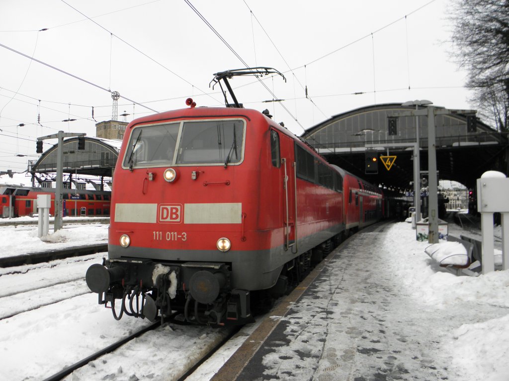 DB 111 011-3 mit dem RE9 in Aachen Hbf am 29.12.10