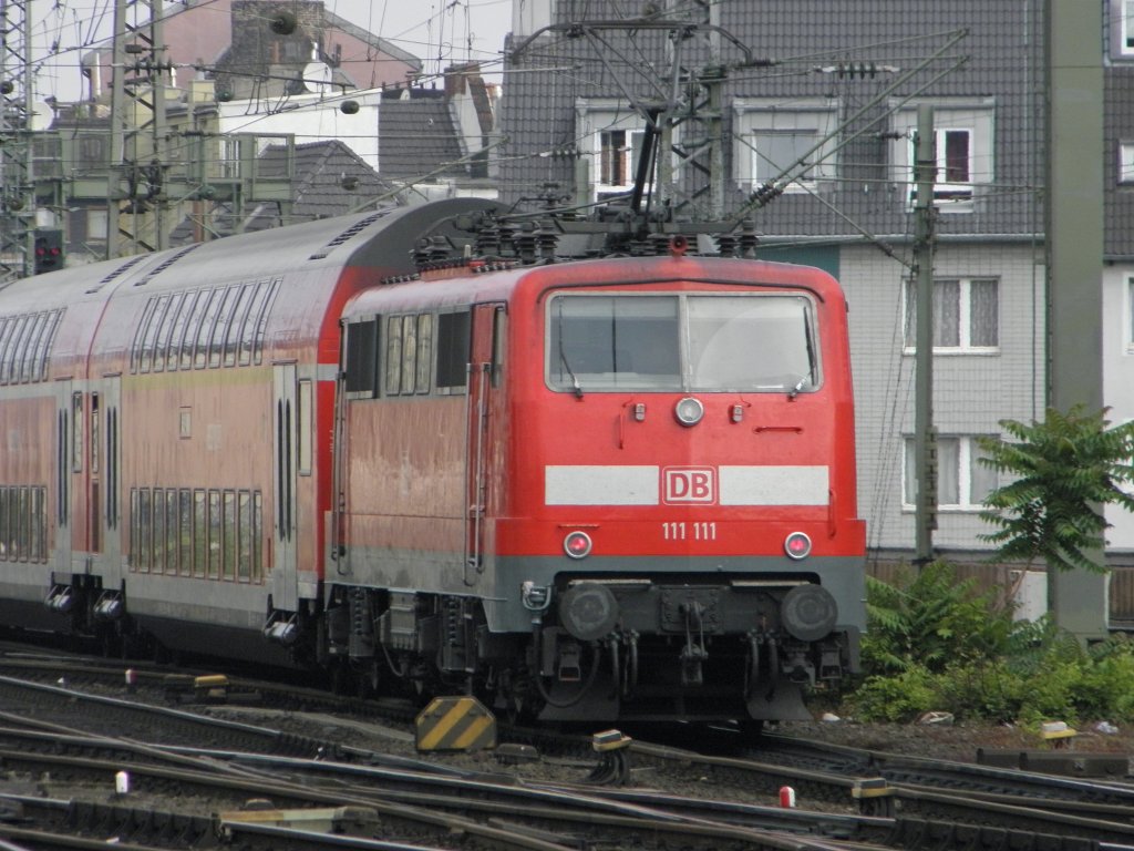 DB 111 111-1 mit dem RE9 nach Aachen in K�ln Hbf am 28.5.2011