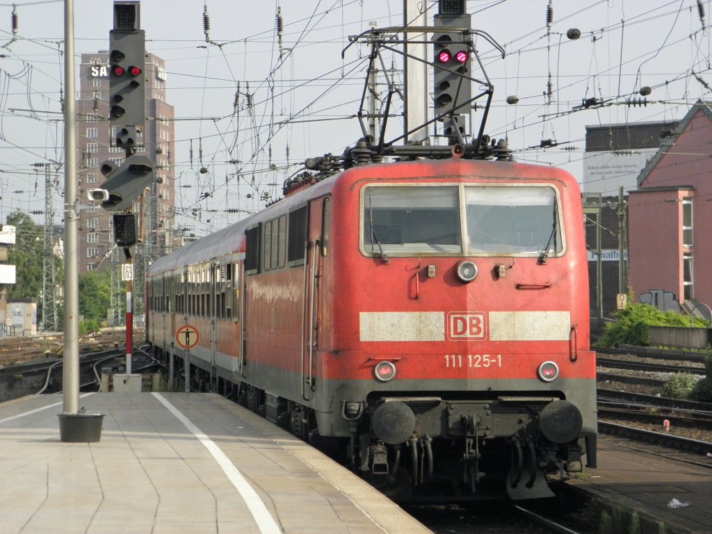 DB 111 125-1 mit einer N-Wagen Garnitur als RB48 Bonn-Mehlem<>Wuppertal Hbf in K�ln Hbf am 28.5.2011