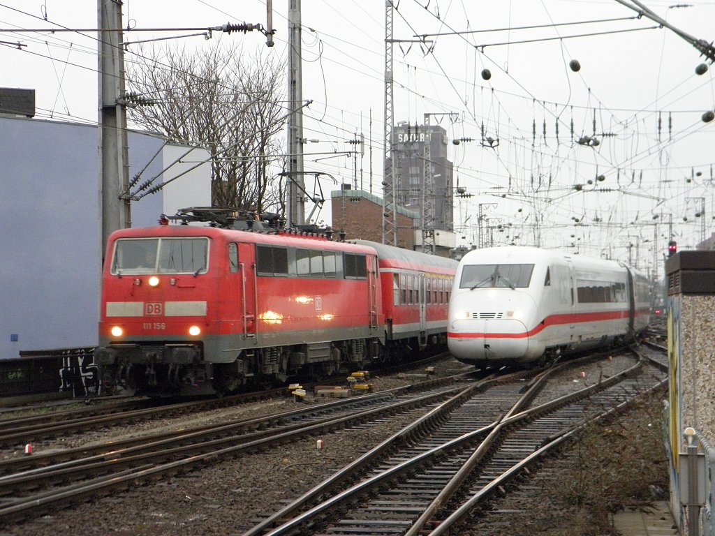 DB 111 156 und ICE 2 (402) bei einer parralel einfahrt in den K�lner Hbf am 22.1.11
