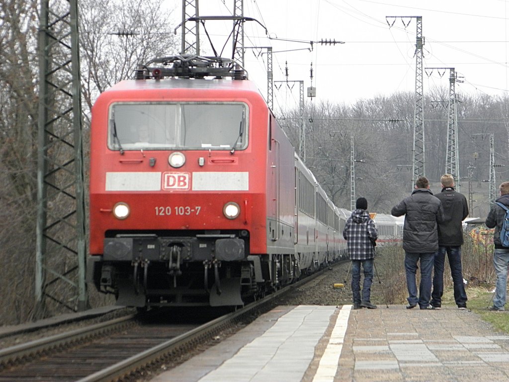 DB 120 103-7 rast mit einem IC durch K�ln West am 20.2.2011