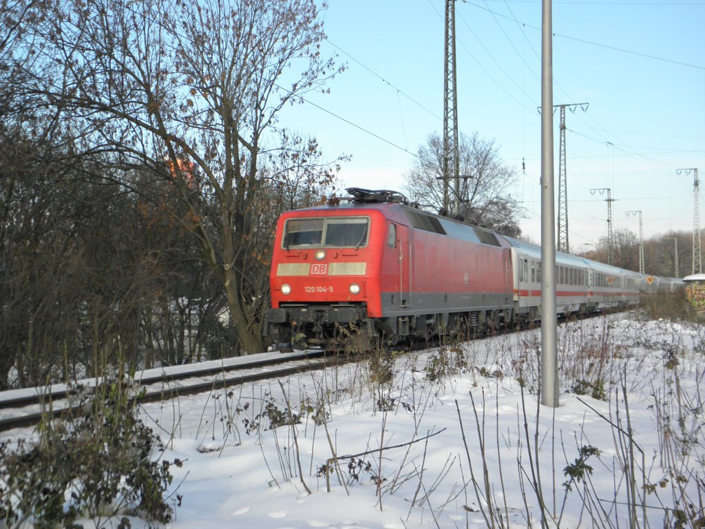 DB 120 104-5 mit einem IC in K�ln West am 30.12.10