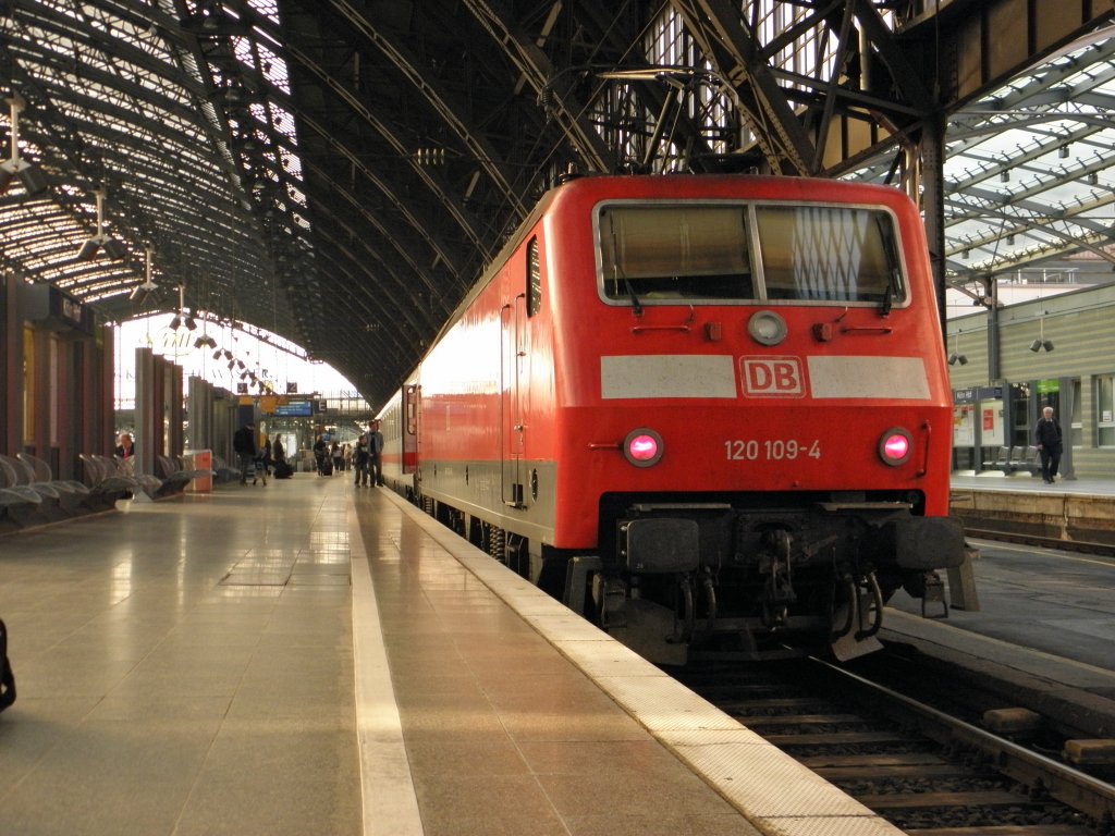 DB 120 109-4 mit einem Ersatz-IC in K�ln Hbf am 1.9.2011