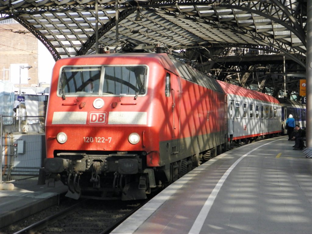 DB 120 122-7 mit dem �BB NightLiner aus Wien in K�ln Hbf am 7.5.2011