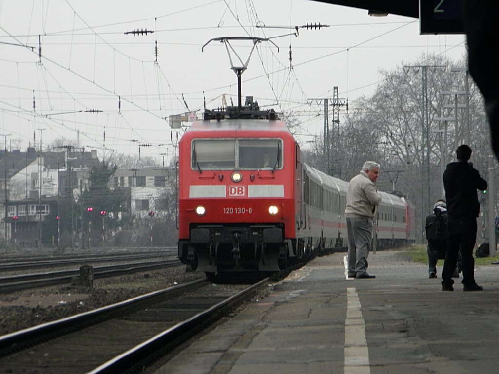 DB 120 130-0 mit einem IC durch K�ln West am 20.2.2011