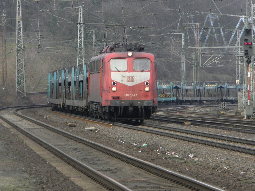 DB 140 024-1 mit einem Leeren Autozug in K�ln West am 12.2.2011