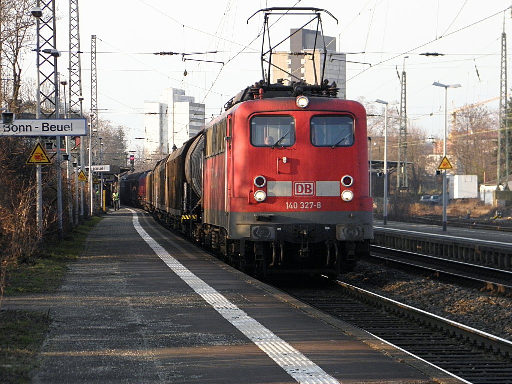 DB 140 327-8 mit einem G�terzug in Beuel am 23.2.2011