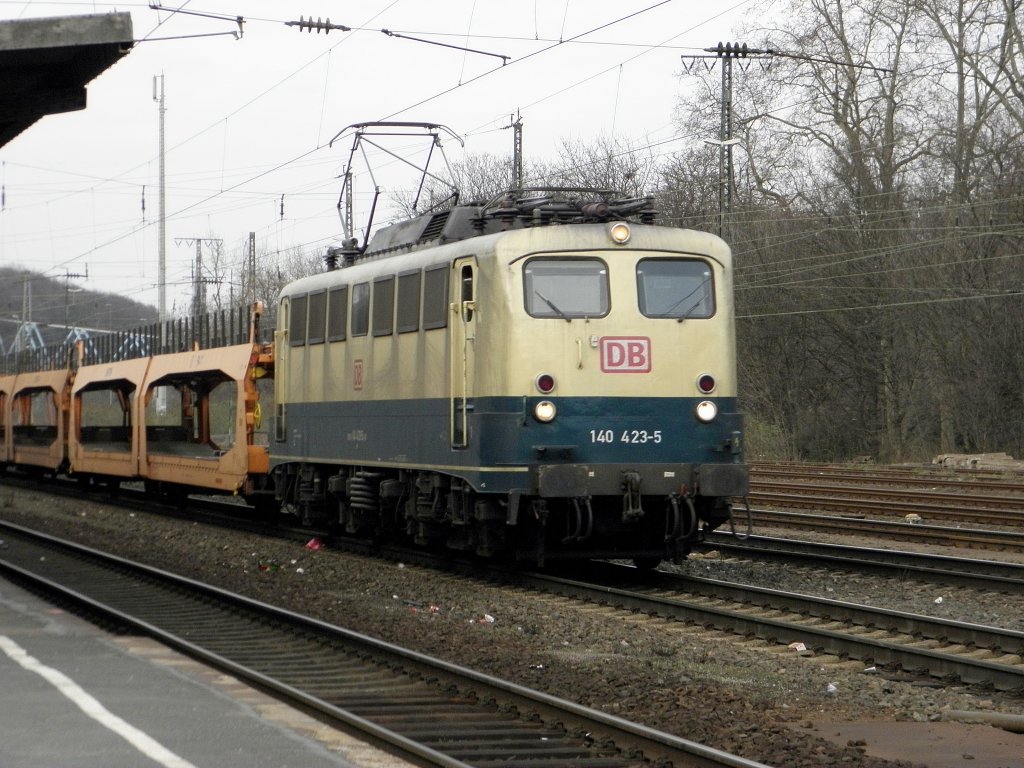 DB 140 423-5 mit einem leeren Autozug aus Venlo in K�ln West am 12.3.2011