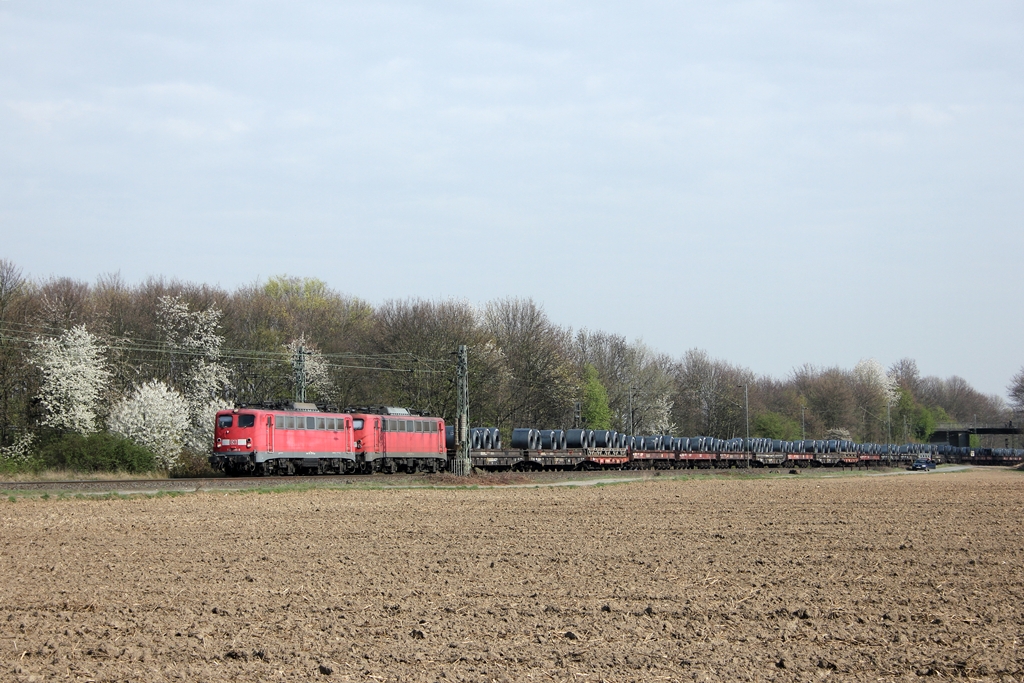 DB 140 799-8 mit DB 140 805-3 in Vilich-M�ldorf am 3.4.2012