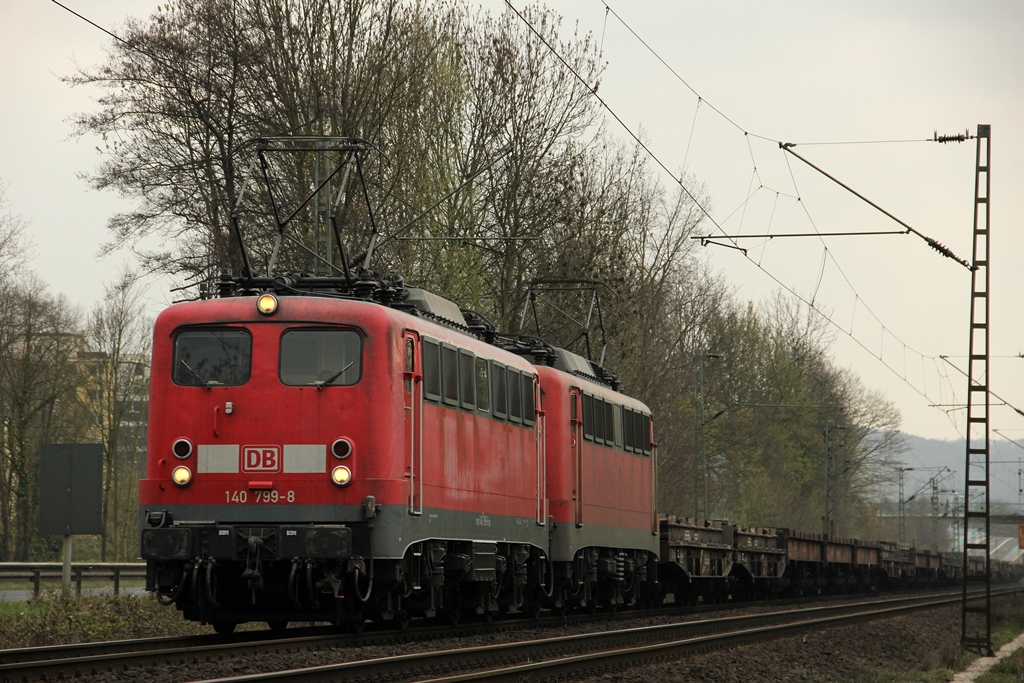 DB 140 799-8 mit DB 140 805-3 in Rh�ndorf am 29.3.2012