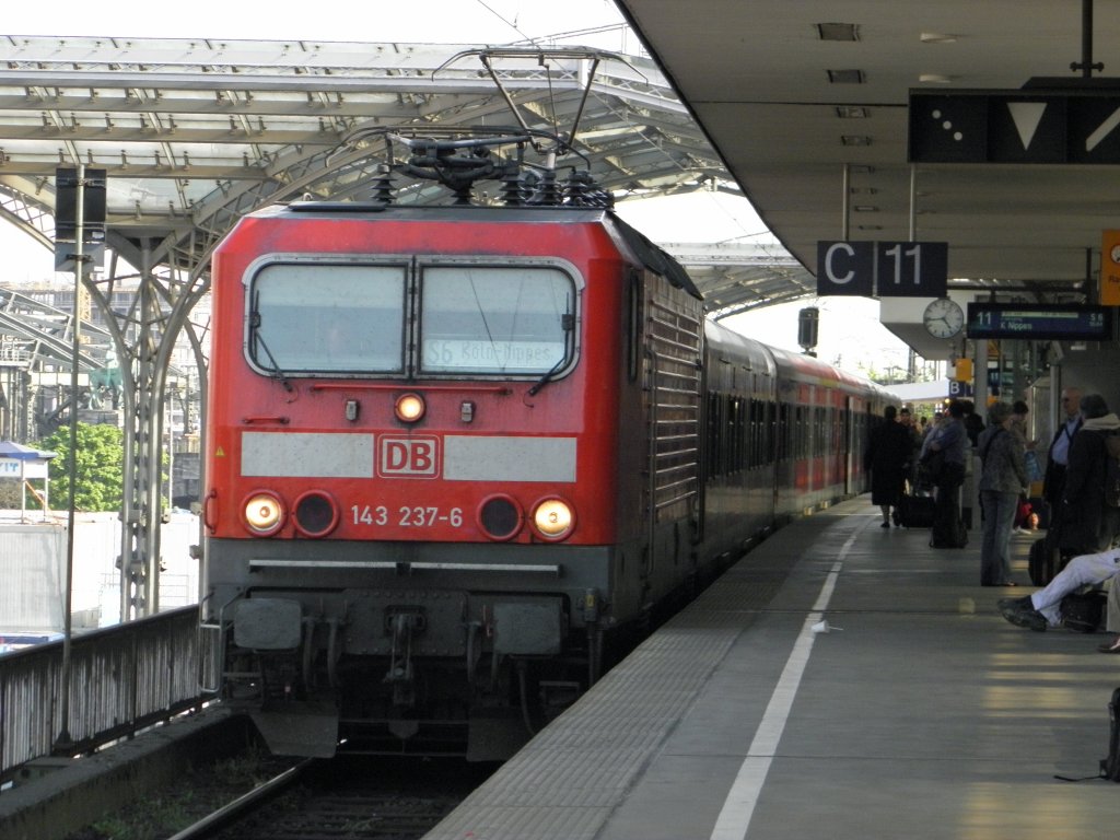 DB 143 237-6 mit der S6 in K�ln Hbf am 7.4.2011