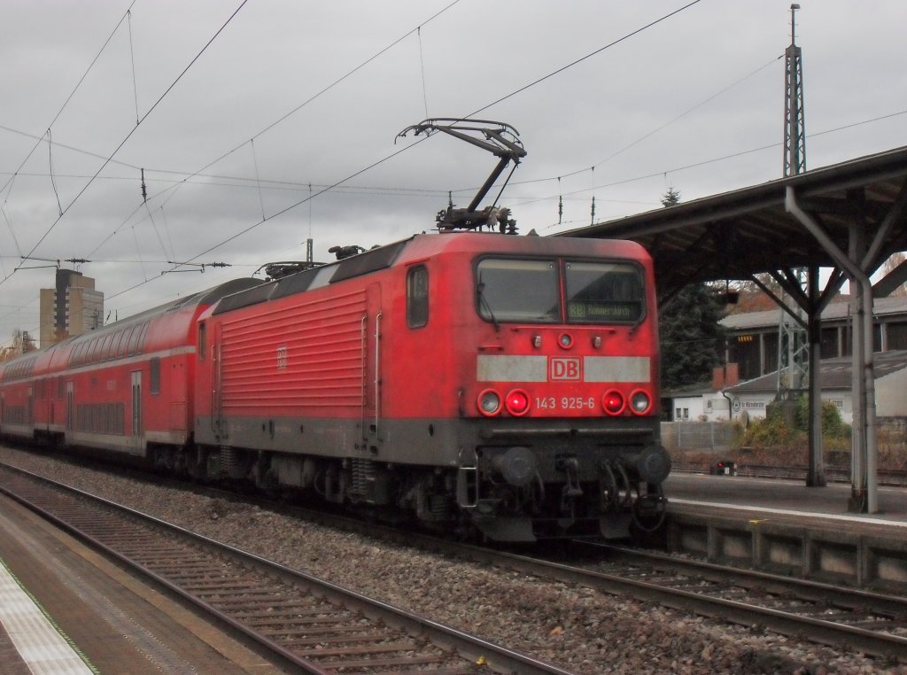 DB 143 925-6 mit einem seltenen Gast in Beuel am 9.11.10. Gru� an den Tf!!!