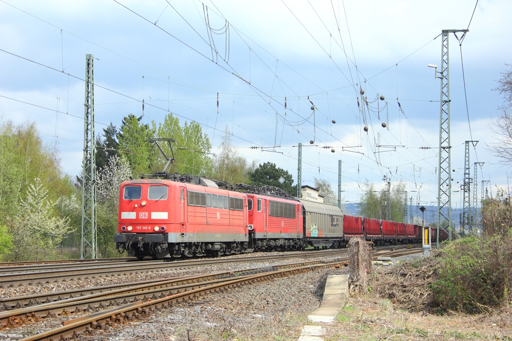 DB 151 146-8 und mit einer Br 155 im Schlepp in Neuwied am 12.4.2012