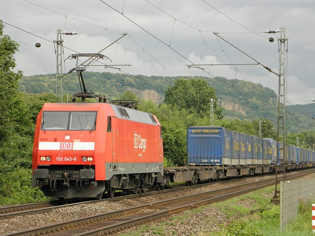 DB 152 043-6 mit dem LKW Walter in Limperich am 16.6.2011