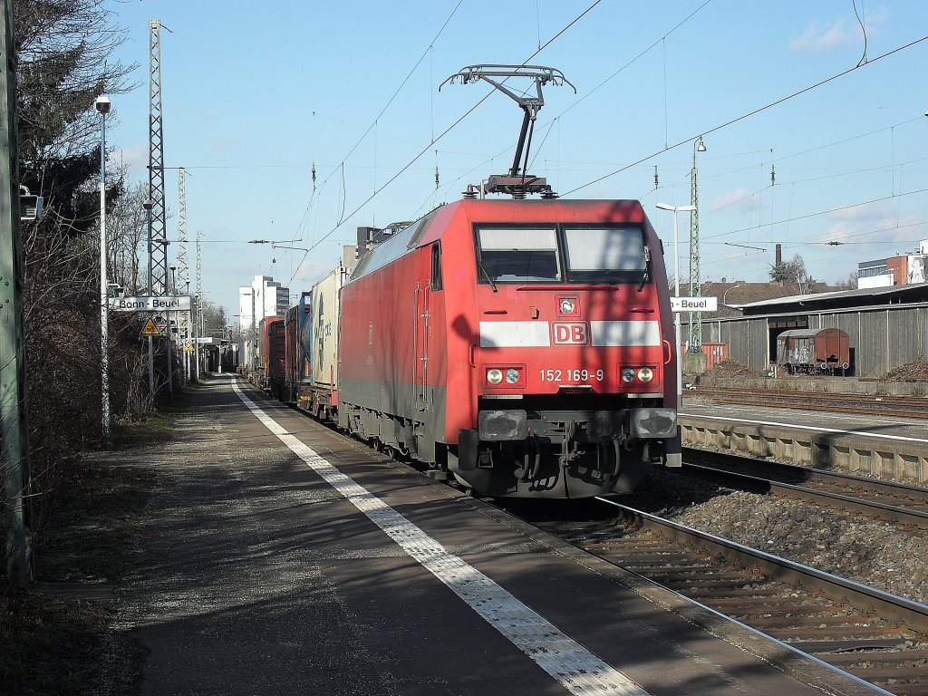 DB 152 169-9 mit einem G�terzug in Beuel am 8.2.2011