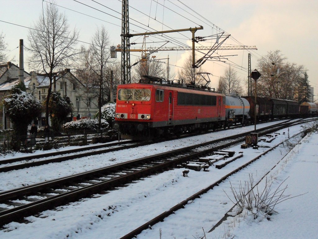 DB 155 136-1 mit einem G�terzug im verschneiten Beuel am 26.11.10