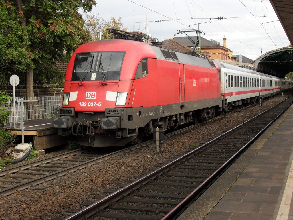 DB 182 007-5 mit einem IC im Bonner Hbf am 5.10.10