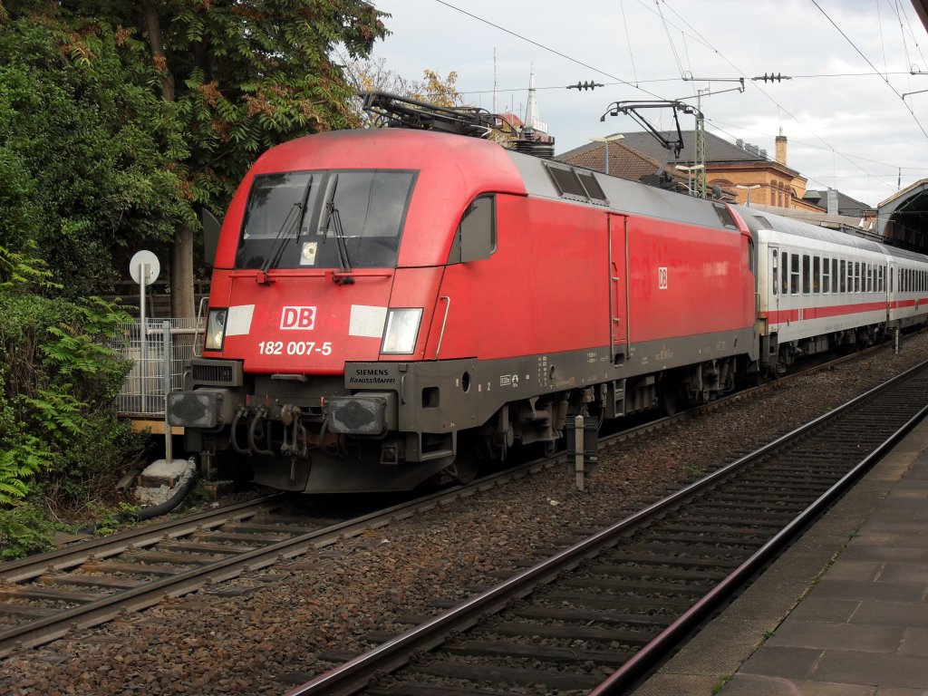 DB 182 007-5 mit einem IC im Bonner Hbf am 5.10.10