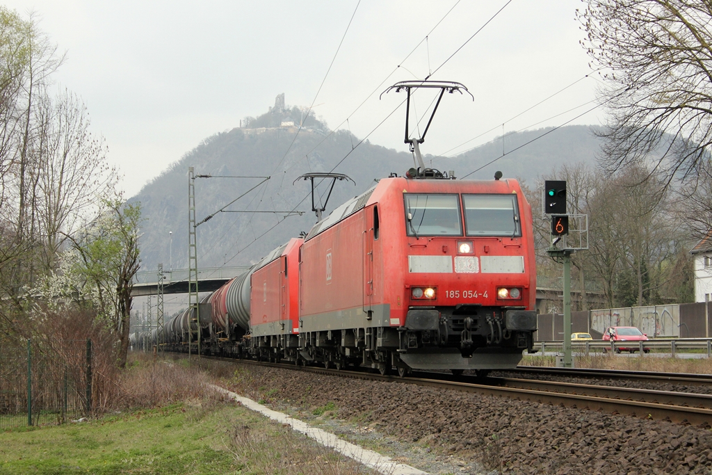 DB 185 054-4 mit DB 185 063-5 in Rh�ndorf am 29.3.2012