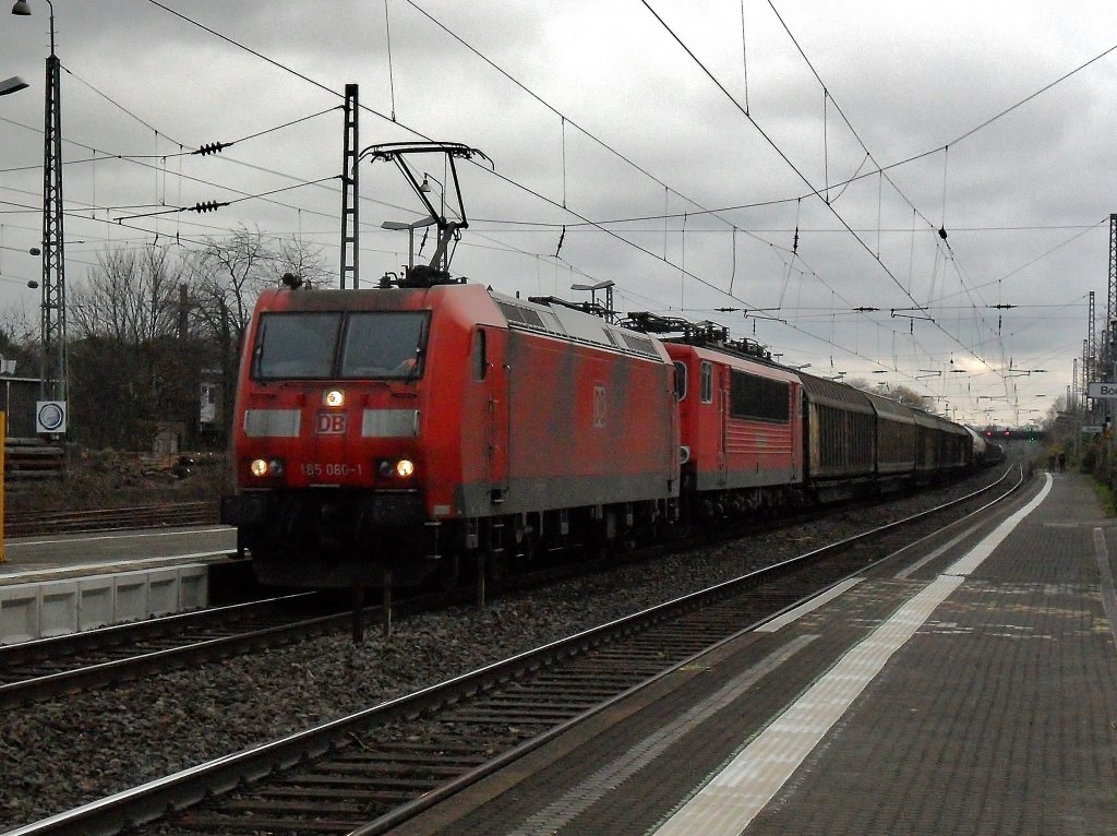 DB 185 060-1 mit einer Defekten Br 155 in Beuel am 23.11.10