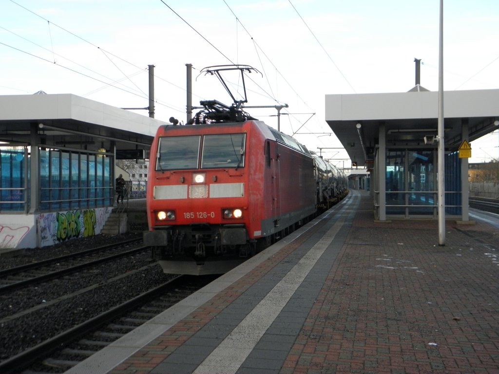 DB 185 126-0 mit neuen VTG Gaskesselwagen in K�ln Ehrenfeld am 8.1.11