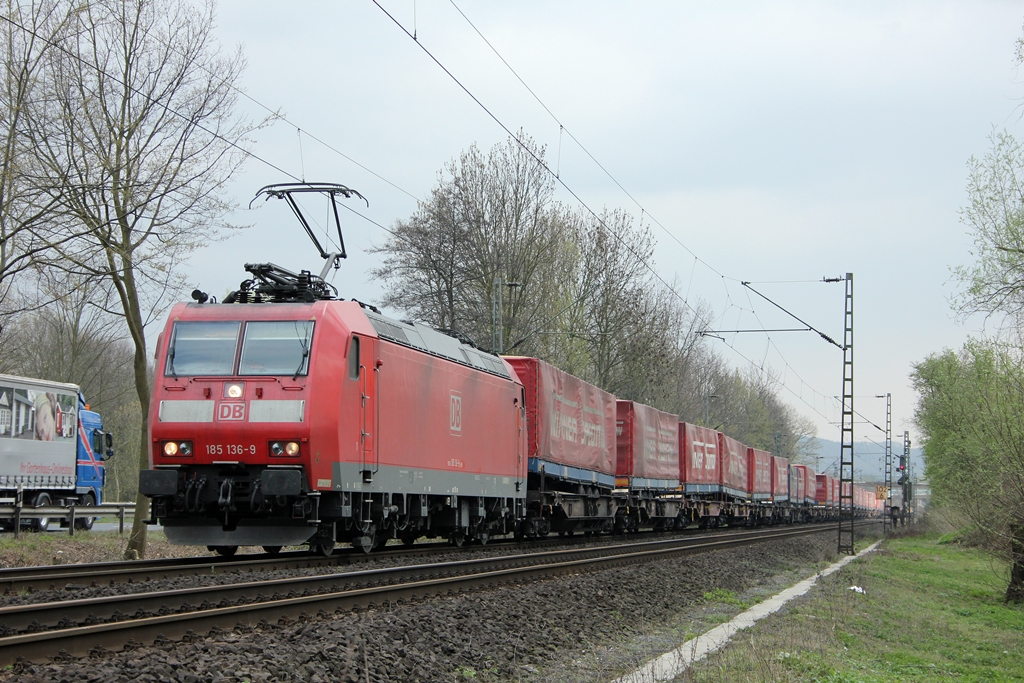 DB 185 136-9 mit dem Winner-Ganzzug in Rh�norf am 29.3.2012