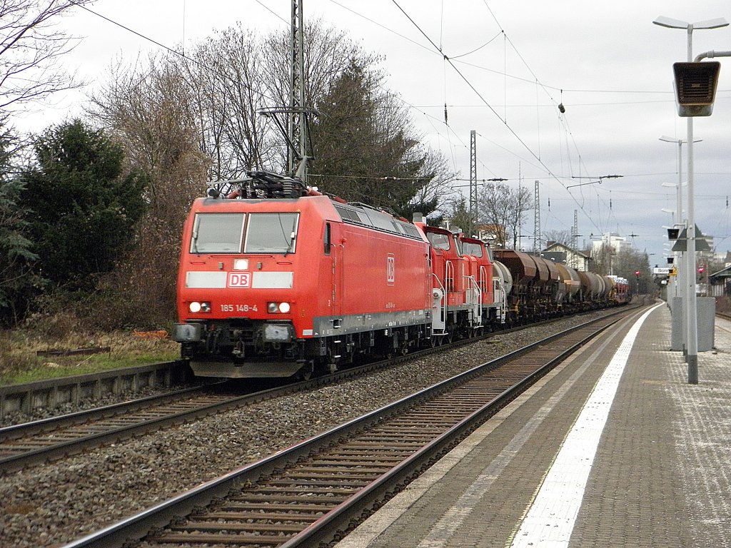 DB 185 148-4 mit 2 V60 im schlepp und noch einem G�terzug in Beuel am 14.1.11