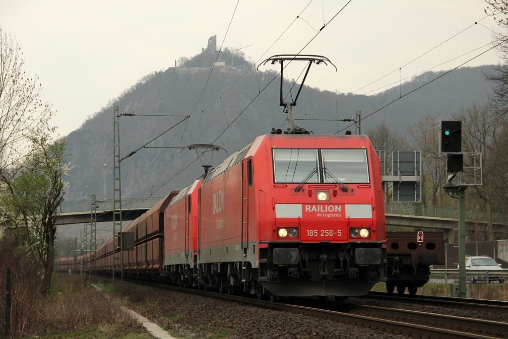 DB 185 256-5 mit DB 185 245-8 in Rh�ndorf am 29.3.2012