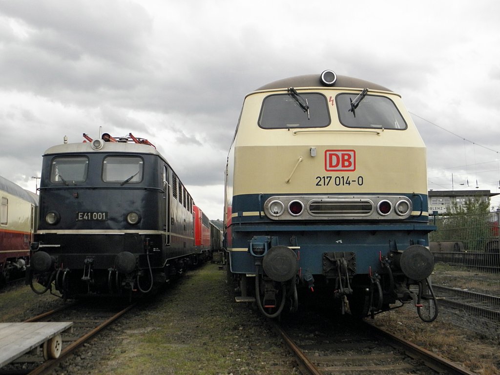 DB 217 014-0 neben E41 001 in Koblenz L�tzel am 17.9.2011