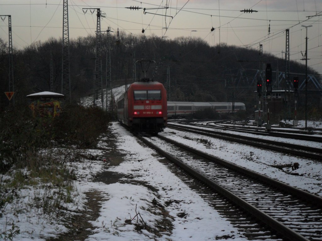 DB Br 101 mit einem IC richtung K�ln Hbf am 28.11.10 in K�ln West